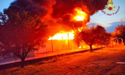 Maxi incendio in un’azienda di vernici a Nervesa della Battaglia: "Tenete chiuse le finestre"