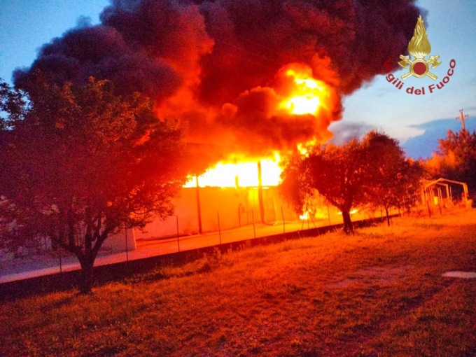 Maxi incendio in un’azienda di vernici a Nervesa della Battaglia: “Tenete chiuse le finestre”
