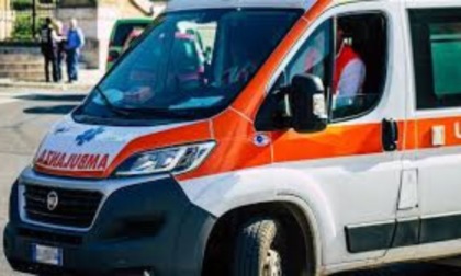 Moto si scontra con un camion: grave il centauro