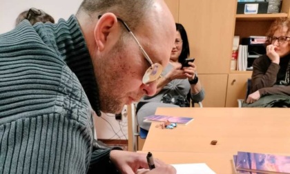 Omar e il suo secondo libro: "Sono diventato cieco a 37 anni. La scrittura mi riporta nel mondo che conoscevo prima"