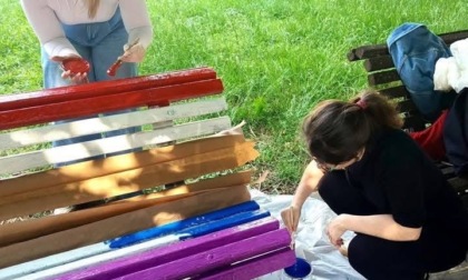 Panchina arcobaleno e mostra fotografica per la Giornata contro l’omo-lesbo-bi-transfobia