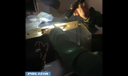 Panetti di droga con la faccia del "Che" nascosti in casa: due arresti per stupefacenti nel fermano