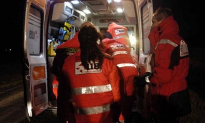 Per evitare un gatto perde il controllo dell'auto ed esce fuori strada: tre giovani in ospedale