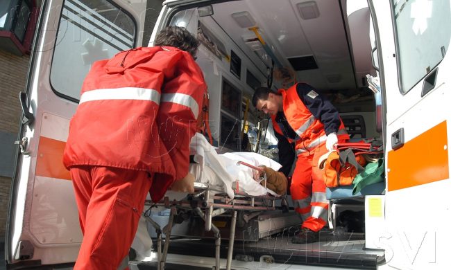 Picchiato e aggredito con un coltello, giovane in condizioni serie