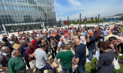Protesta di taxisti davanti alla Regione contro gli ncc e le multinazionali