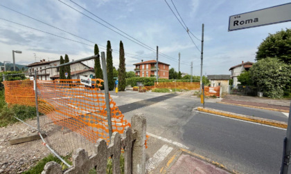Raddoppio ferroviario a Curno: i lavori su via Fermi accelerano, via Roma ancora ferma