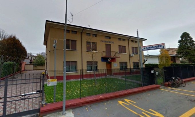 Scaglia una bottiglia in vetro contro la caserma dei Cc: denunciato un 40enne