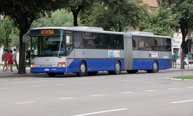 Sicurezza sugli autobus, controllati 54 mezzi in un giorno: due passeggeri scoperti con coltellino e punteruolo