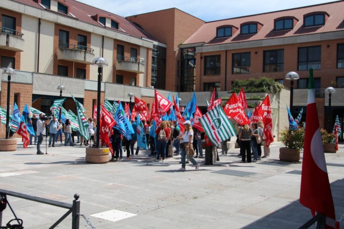 Sit-in davanti alla sede Codess, i sindacati: “Basta contratti al ribasso”