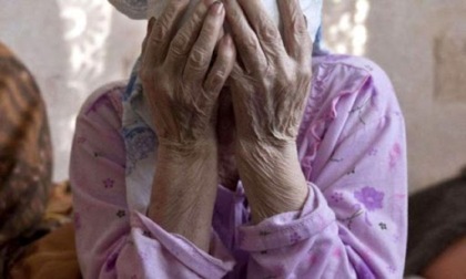 "Sono una fisioterapista, provi questa crema", ma poi strappa la catenina d'oro dal collo di un'80enne disabile