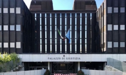 Sorpresa con un lungo coltello all'ingresso del Tribunale di Reggio Emilia