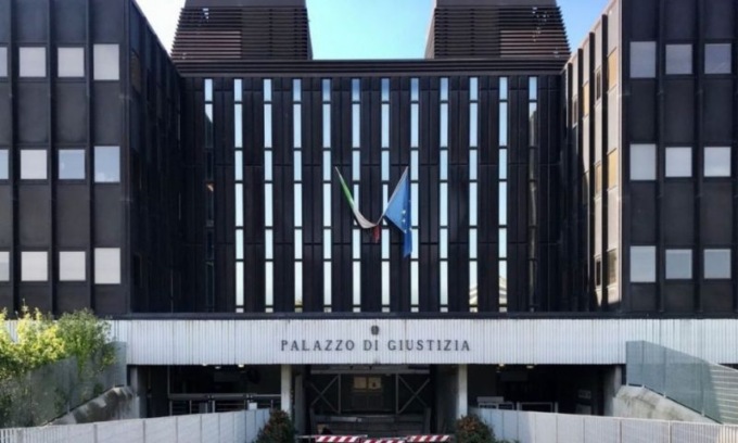 Sorpresa con un lungo coltello all’ingresso del Tribunale di Reggio Emilia