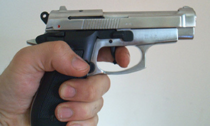 Spara dal terrazzo con una pistola terrorizzando il quartiere, ma è una scacciacani