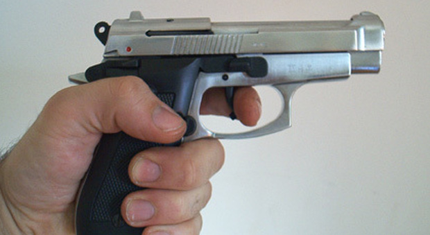 Spara dal terrazzo con una pistola terrorizzando il quartiere, ma è una scacciacani