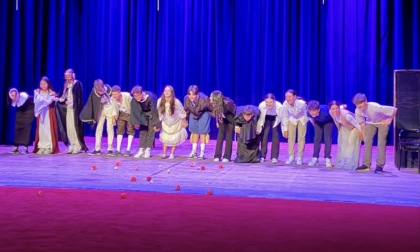 Teatro e inclusione: gli studenti della Mater Misericordiae portano in scena i grandi classici