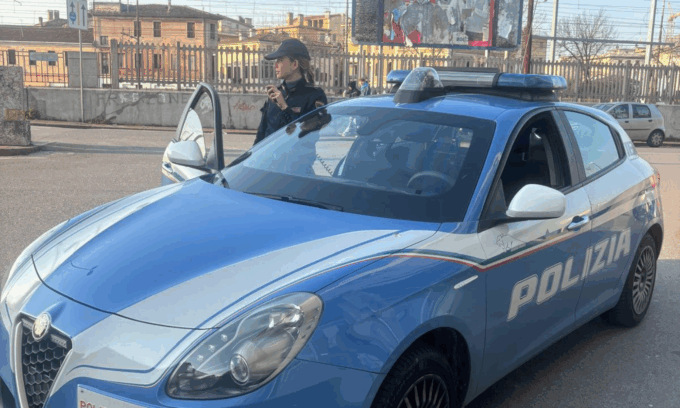 Tentano di rubare abiti da 600 euro in un negozio del centro di Treviso, arrestati un 21enne e un 23enne