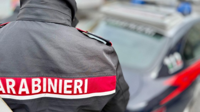 Uccide la compagna e si presenta dai Carabinieri