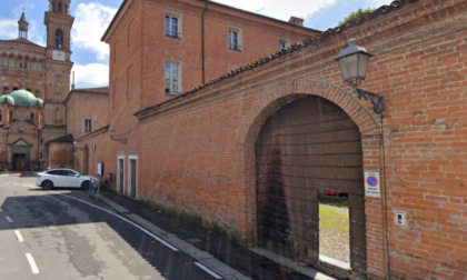 Vandali in azione a Cremona, in fiamme il portone dell'Istituto Agrario Stanga