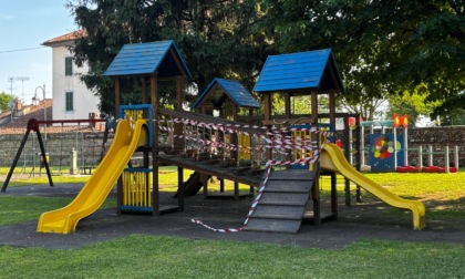 Vietato salire sul gioco del parco: i baby vandali lo hanno distrutto