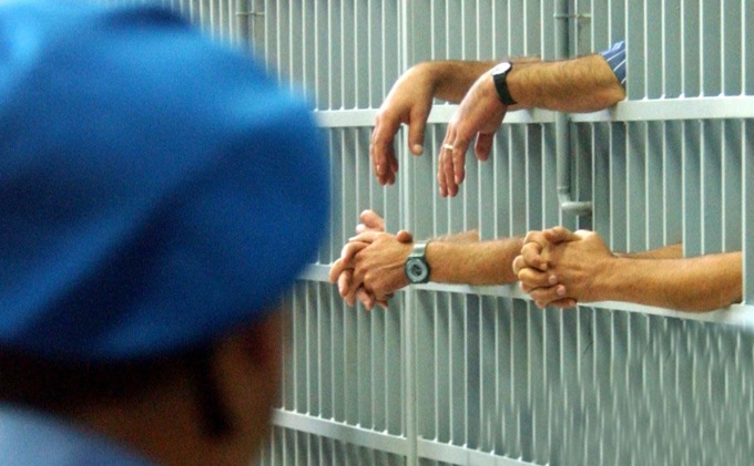 Violenze e abusi sulle figlie, papà orco condannato a 12 anni