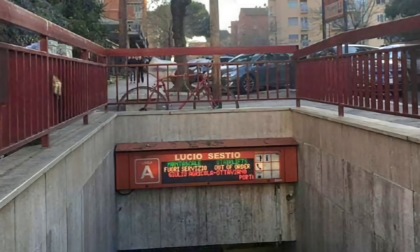 19enne accoltellato alla fermata della metro, è grave. Ad agire piu' giovani