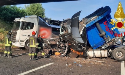 Camion travolge un cantiere mobile in A4: traffico in tilt