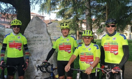 Cinque amici pronti a partire come pellegrini unendo Avis, bicicletta e fede