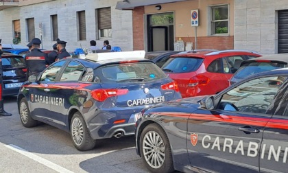Donna uccisa a coltellate: i Ris analizzano coltello e vestaglia. Il carattere glaciale del fermato