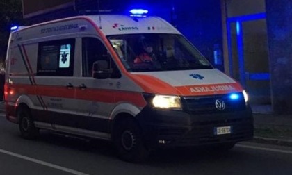 Lite violenta, uomo e donna si prendono a bottigliate