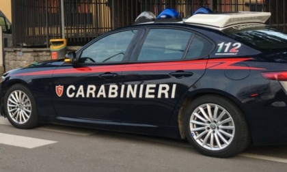 Vede passare i Carabinieri e lancia la droga sotto un'auto: arrestato
