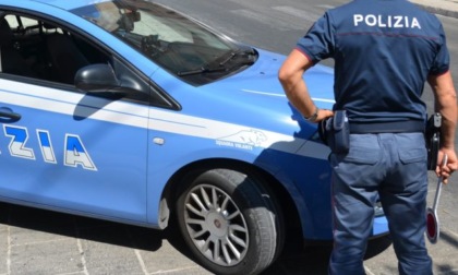 Viola il divieto di avvicinamento e aggredisce i poliziotti: arrestato