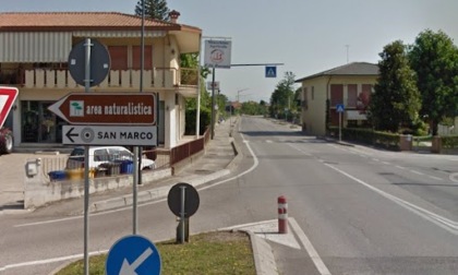 51enne finisce contro una 20enne che usciva dal cancello: la moto non poteva circolare e lui non aveva la patente