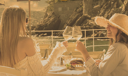 A Marina di Bardi va in scena l'aperitivo d'autore a strapiombo sul mare