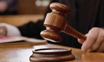Aggredirono un uomo con bastoni e bottiglie per rapinarlo: tre condanne a Biella