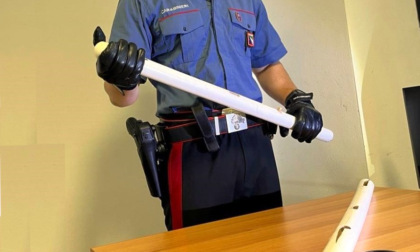 Aggredisce coinquilino e carabinieri: 22enne fermato con il taser e arrestato
