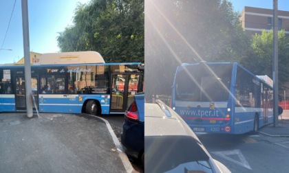 Autista bus sbaglia manovra e resta bloccato fra i cantieri del tram in Corticella