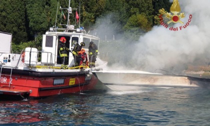 Barca prende fuoco sul Lago di Garda: affonda dopo l’intervento dei soccorsi
