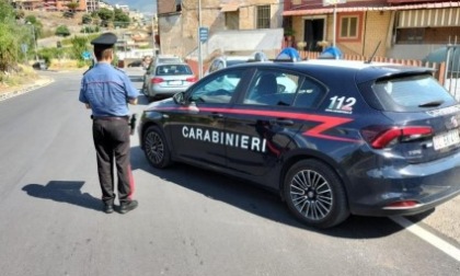 Cade dal tetto durante i lavori alle grondaie, ferito un uomo di 74 anni