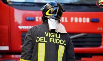 Camper a fuoco tra le sterpaglie a Centocelle. Salvo il clochard che lo usava come rifugio