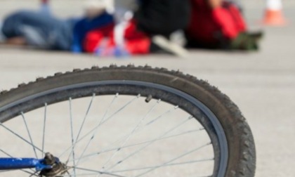 Ciclista investito durante un sorpasso a Madignano: grave un 22enne