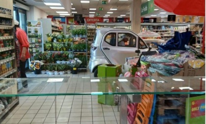 Con la minicar entra nel supermercato e parcheggia tra gli scaffali