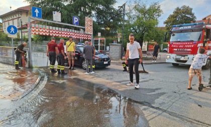 Cossato, auto urta un idrante: strada allagata e intervento dei Vigili del Fuoco