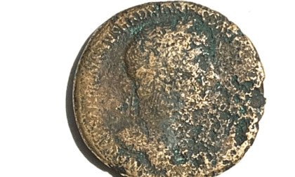 Da Lesa una antica moneta romana in dono al museo archeologico di Arona