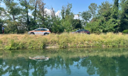 Finisce con la bici dentro al Naviglio e rischia di annegare, 71enne soccorso dai passanti