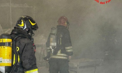 Galbiate, incendio in un'azienda: intervento dei Vigili del fuoco