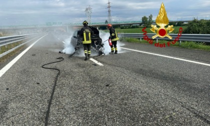 I Vigili del Fuoco evitano l'incendio di una vettura in autostrada