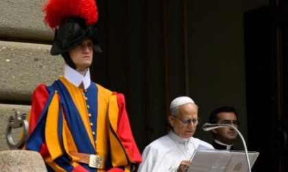 Il primo Angelus del Papa a Castel Gandolfo, appello per la pace
