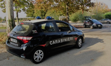 Importuna una connazionale e si scaglia contro i Carabinieri intervenuti