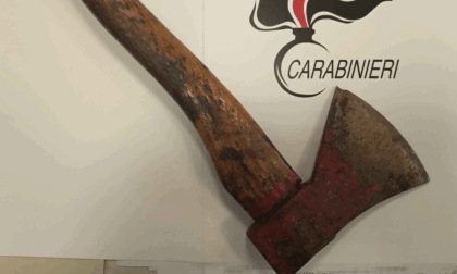 In giro per strada con un'ascia, scatena il panico a Galliera Veneta