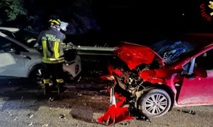 In via dell'Autostrada, scontro frontale nella notte